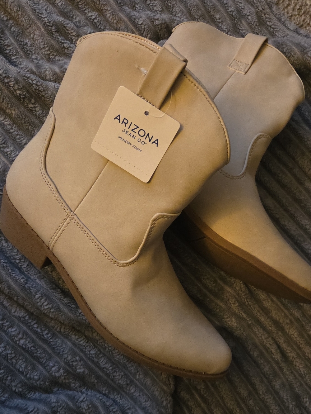 Arizona NWT Women's Cream Western Ankle Boots Sz 7